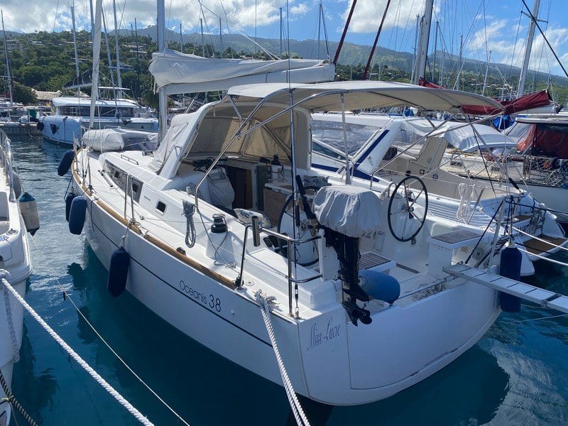 Oceanis 38 Cruiser for sale in Tahiti