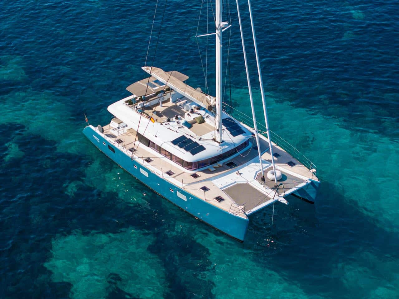 Lagoon 620 Neo at anchor